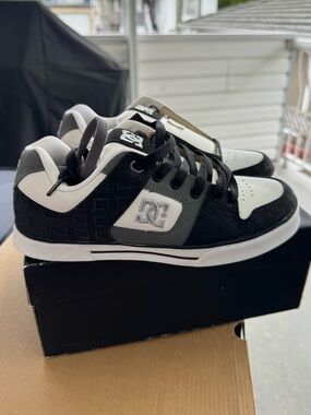 NWT DC Pure SE Skate Shoes - Women’s 7 US